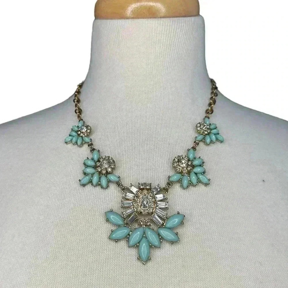 Jewelry - Beautiful statement blue jeweled necklace womens jewlery
